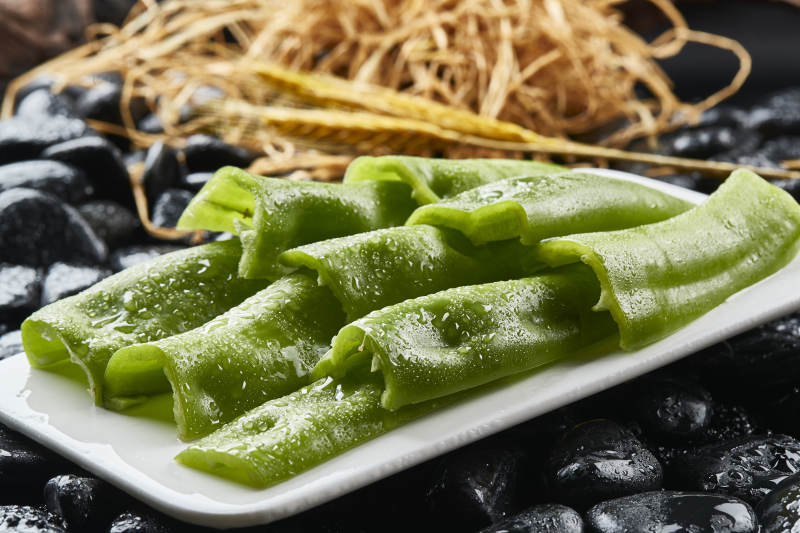 白色瓷盘装的烤肉食材青辣椒段图片