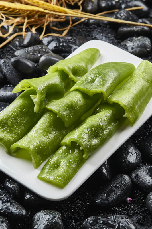 白色瓷盘装的烤肉食材青辣椒段图片