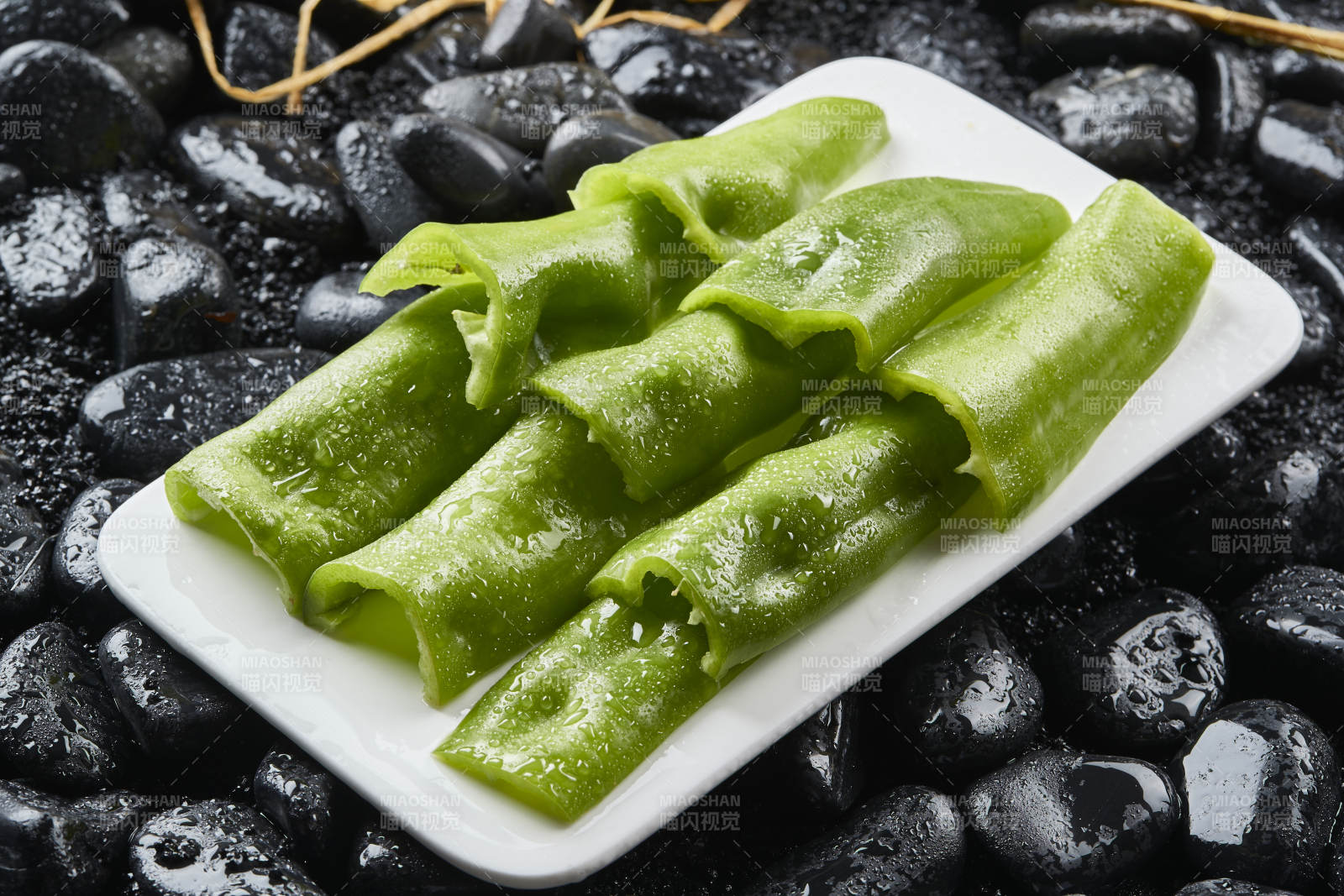 白色瓷盘装的烤肉食材青辣椒段图片