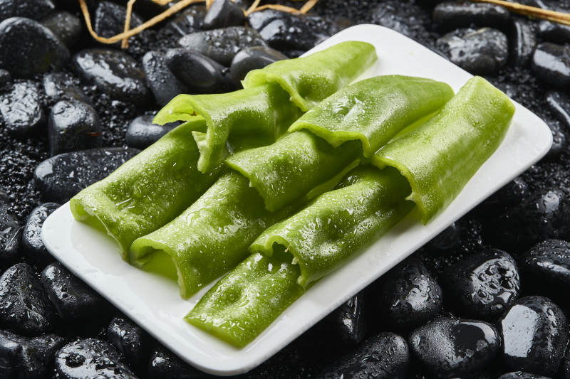 白色瓷盘装的烤肉食材青辣椒段图片