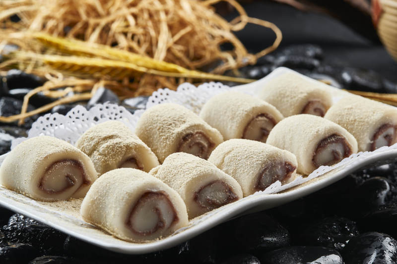 白色瓷盘装的北京名小吃驴打滚图片