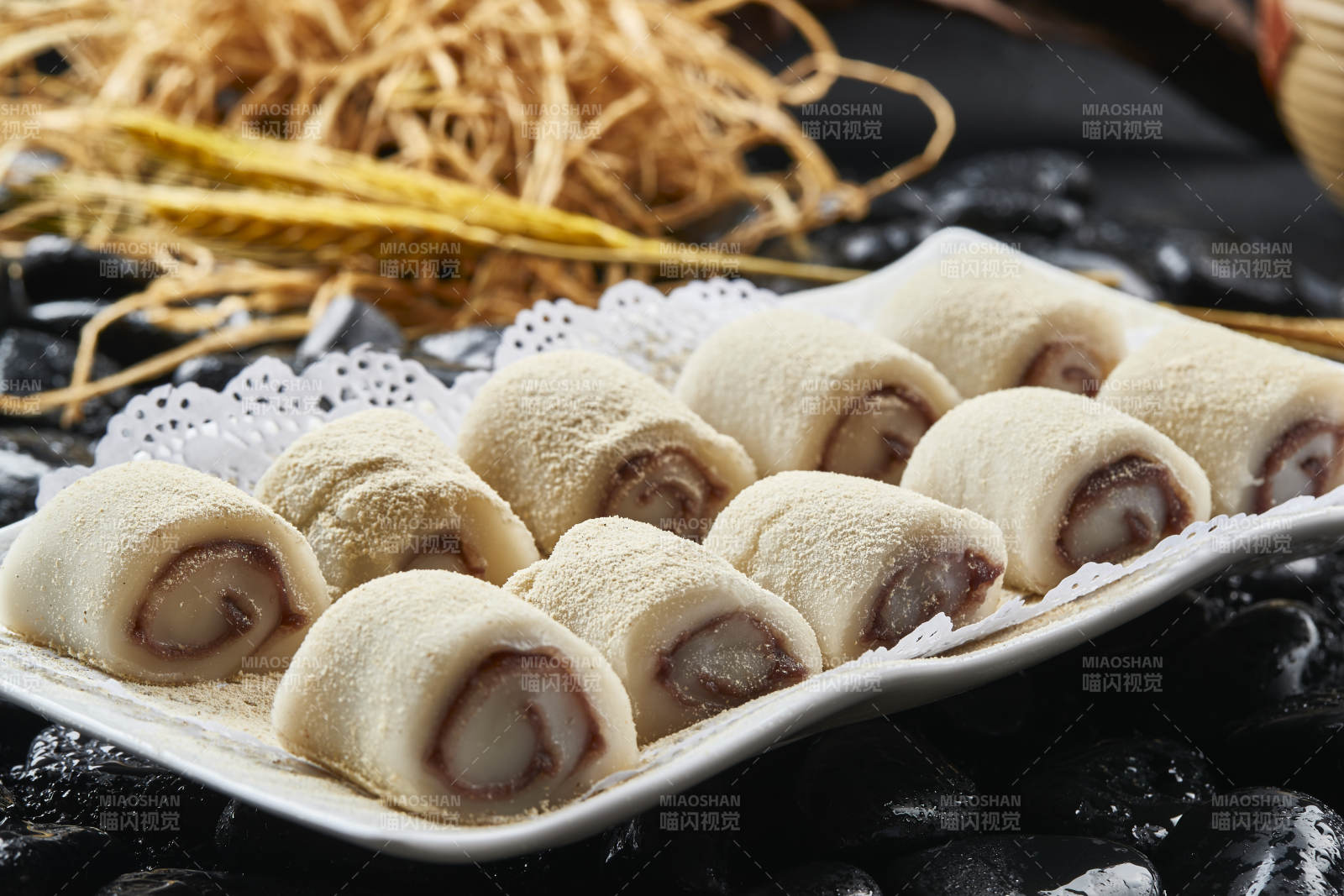 白色瓷盘装的北京名小吃驴打滚图片