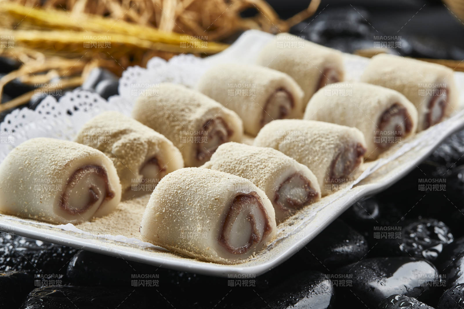 白色瓷盘装的北京名小吃驴打滚图片