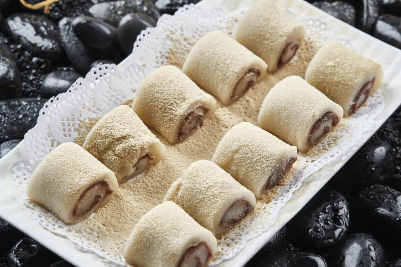 白色瓷盘装的北京名小吃驴打滚图片