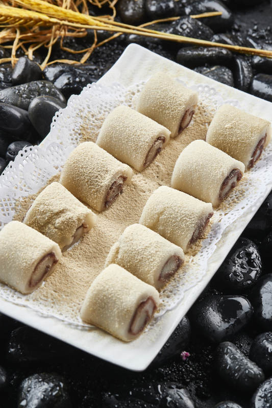 白色瓷盘装的北京名小吃驴打滚图片