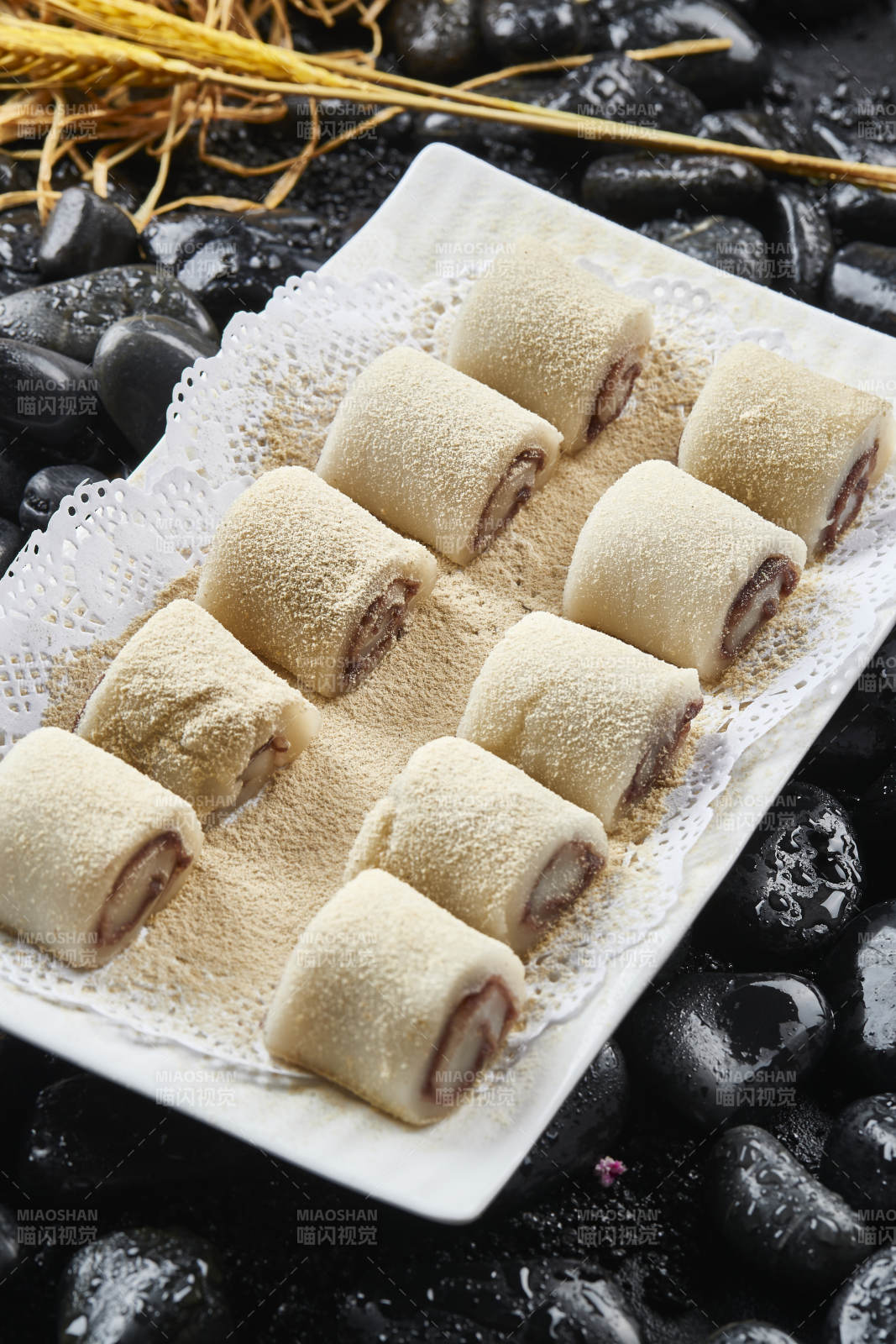 白色瓷盘装的北京名小吃驴打滚图片