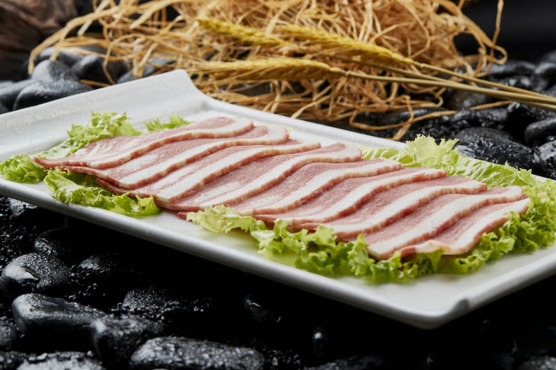 烤肉食材培根肉片图片
