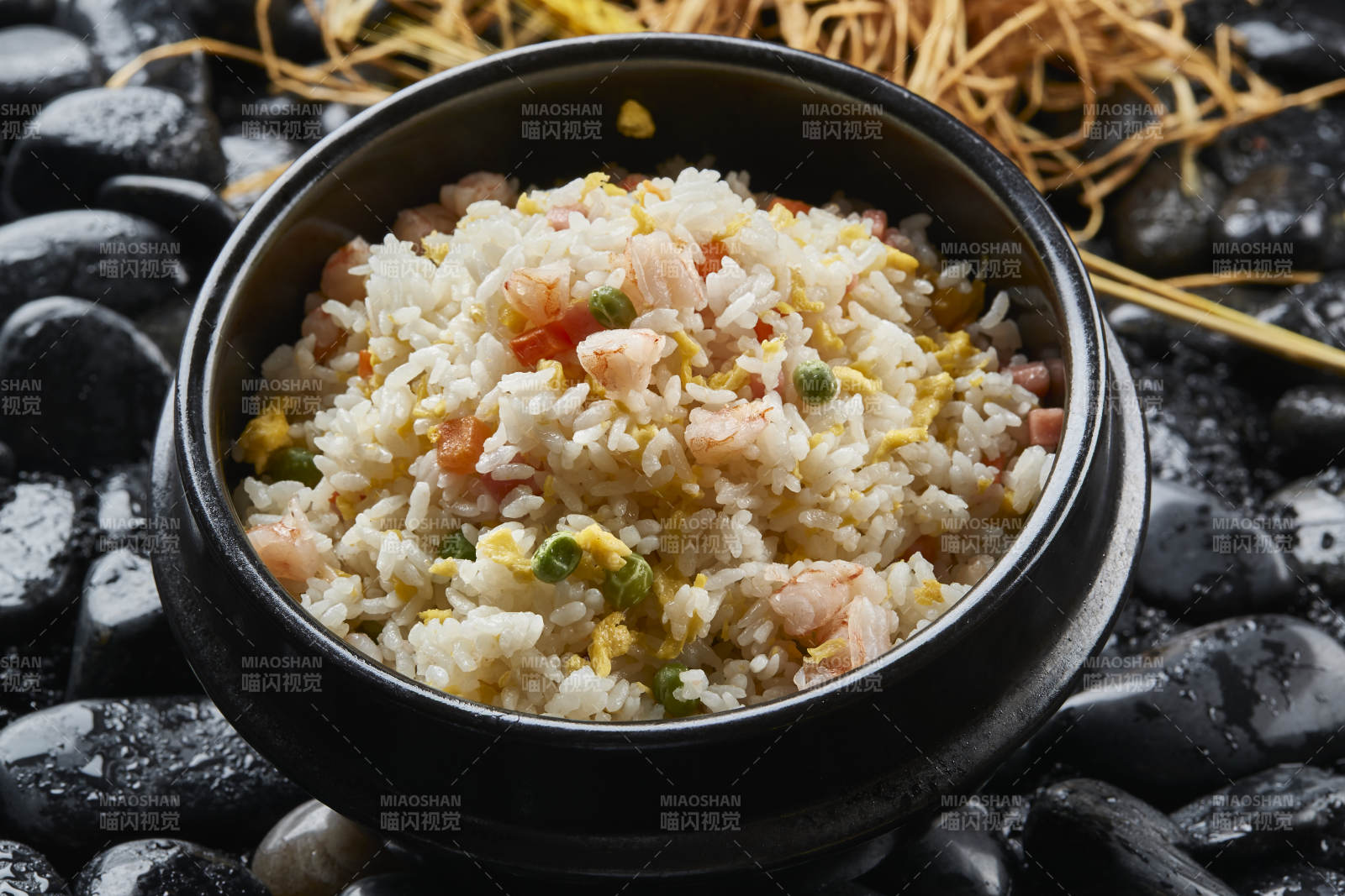 韩式虾仁石锅拌饭图片