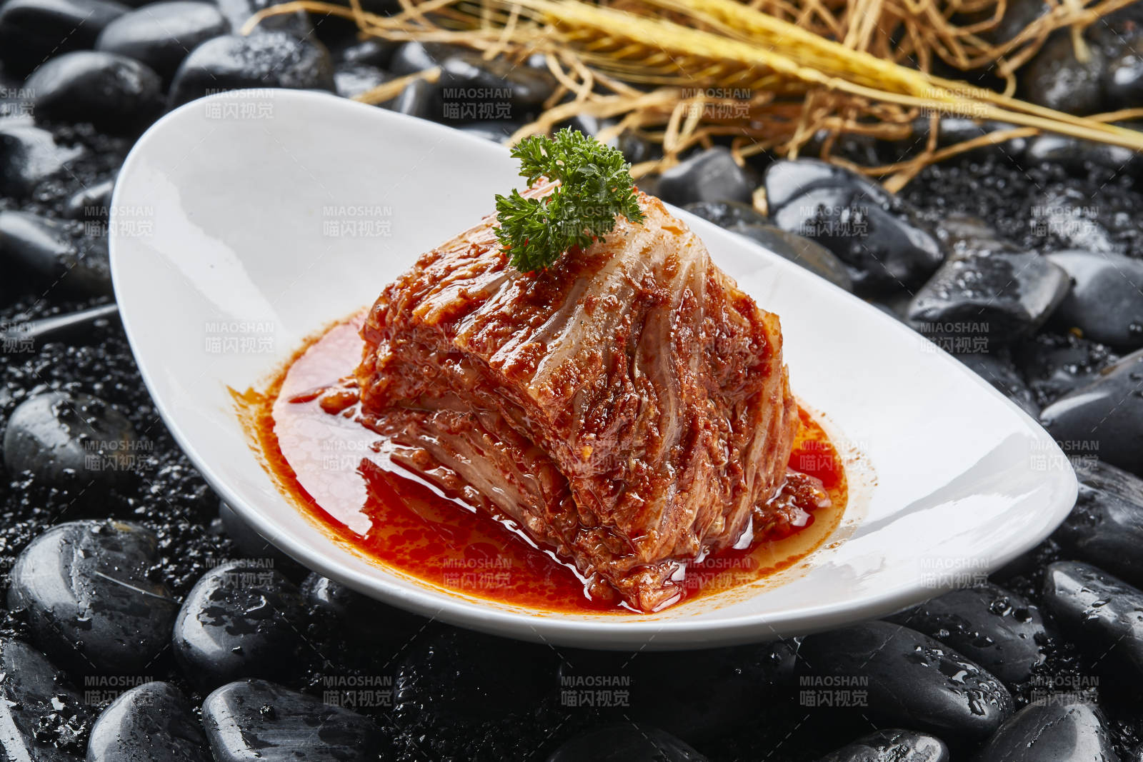 白色瓷盘装的韩式辣白菜图片