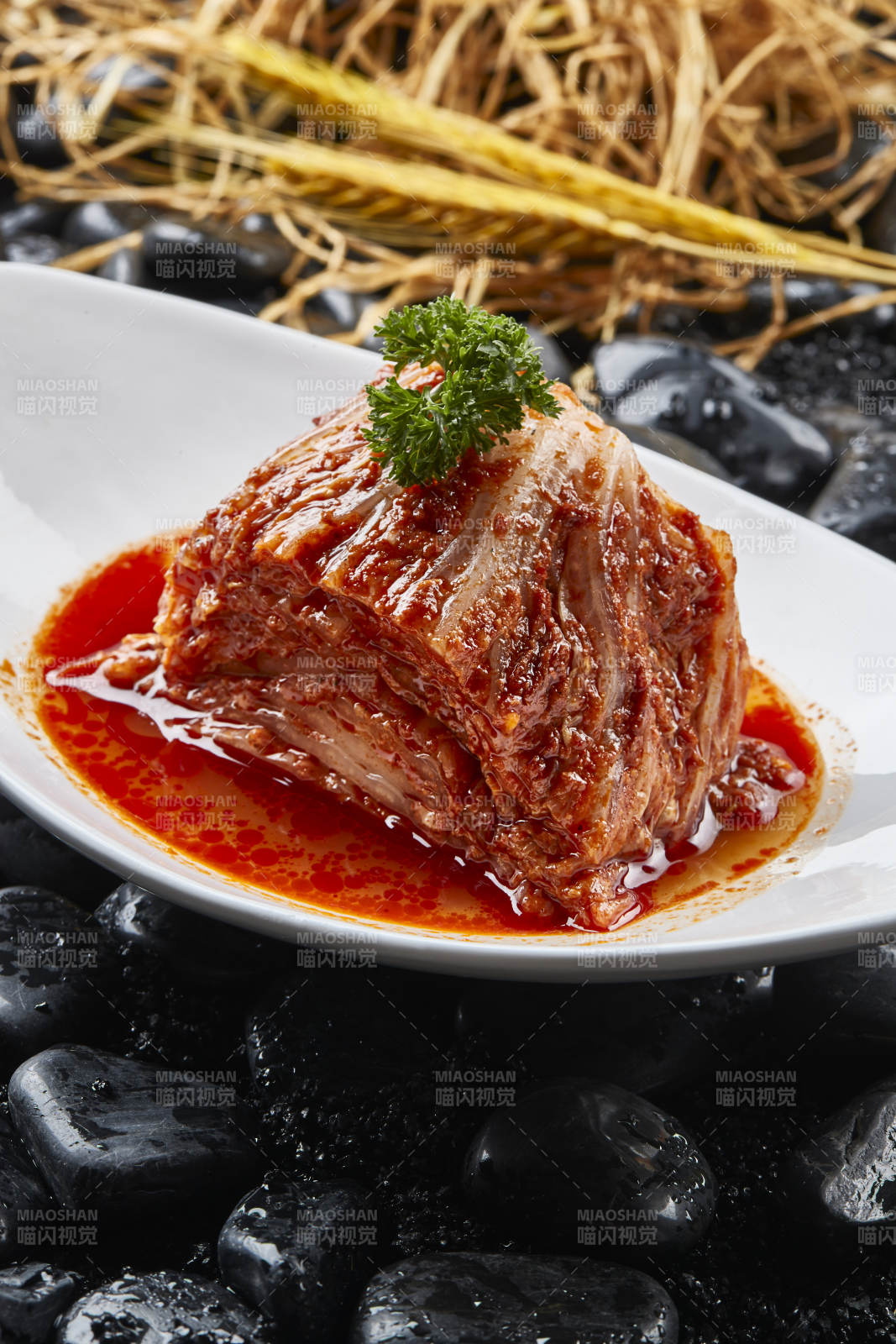 白色瓷盘装的韩式辣白菜图片