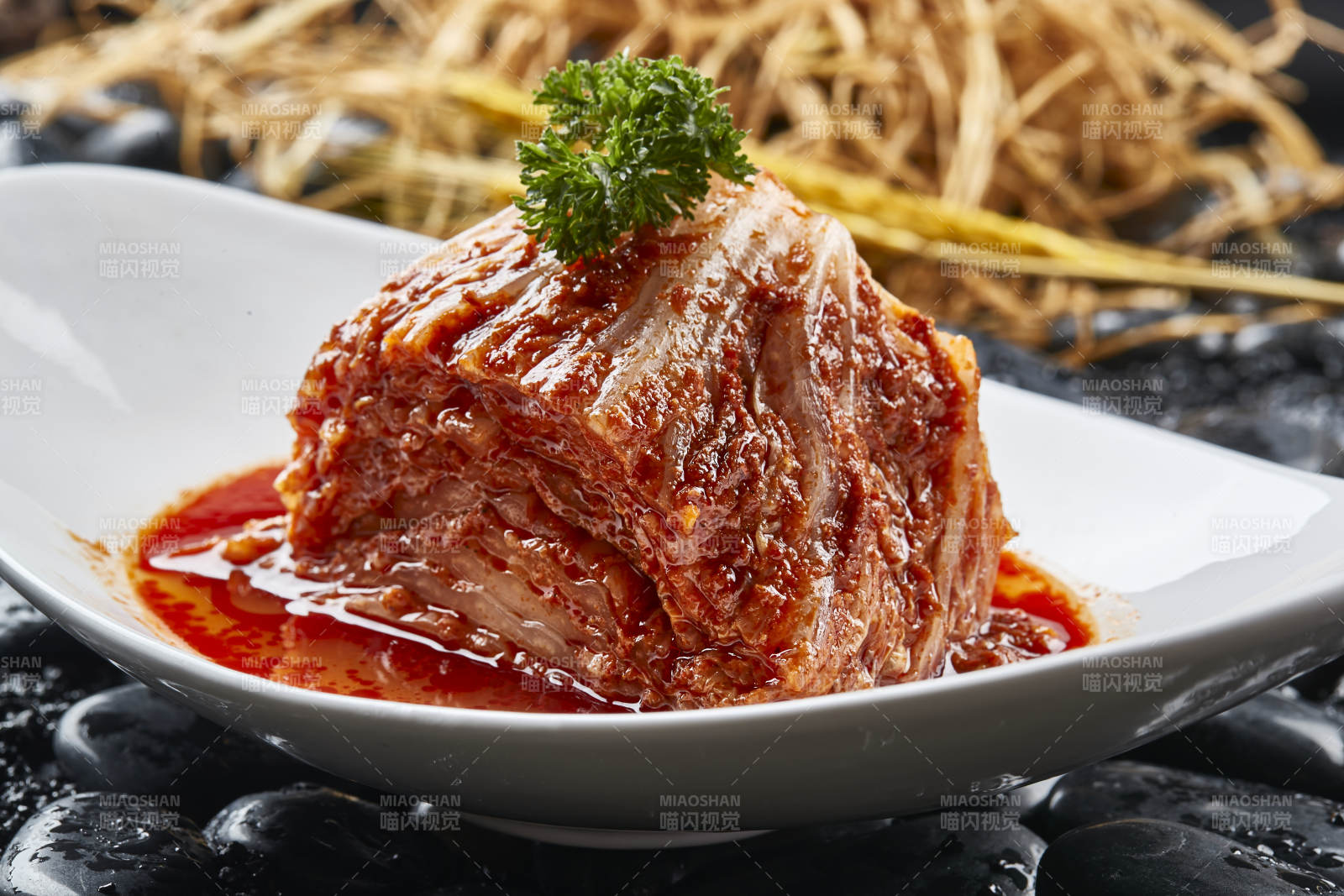 白色瓷盘装的韩式辣白菜图片