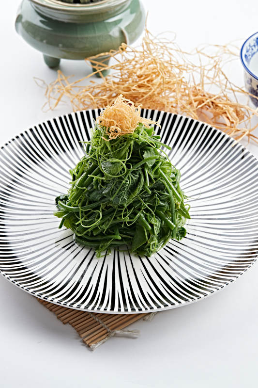 斑马条纹瓷盘装的凉拌青菜图片