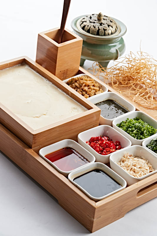 木质食盒装的自制嫩豆腐图片