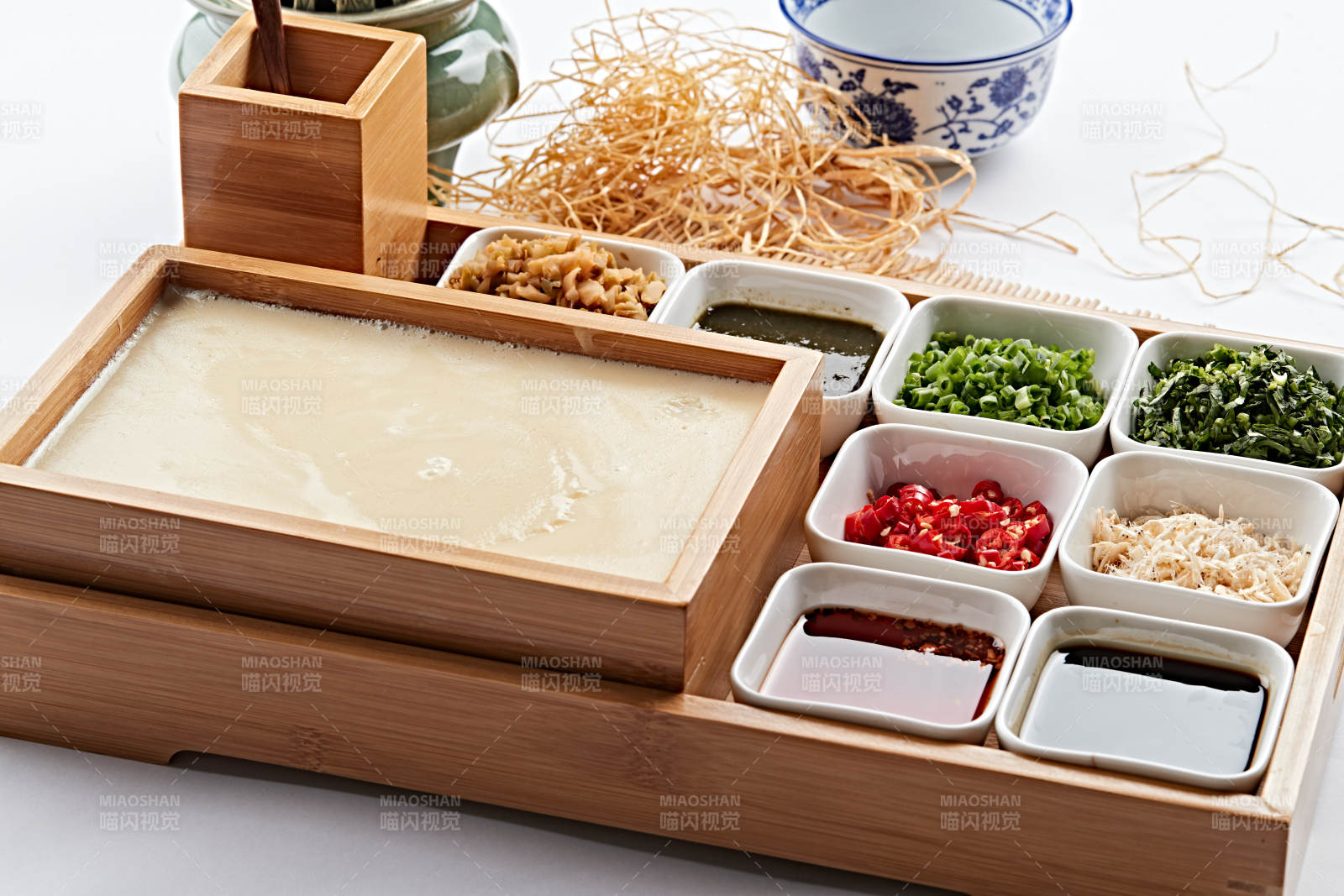 木质食盒装的自制嫩豆腐图片