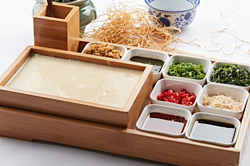 木质食盒装的自制嫩豆腐图片