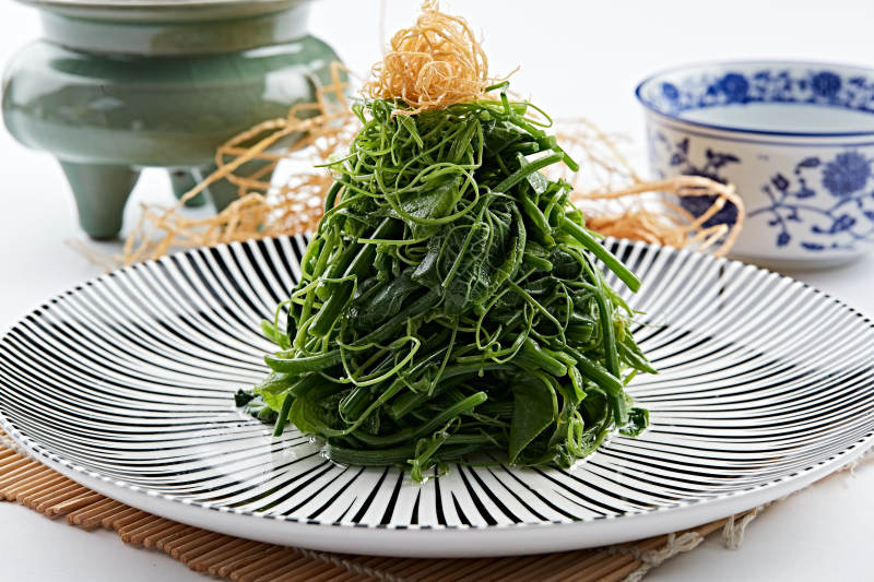 斑马条纹瓷盘装的凉拌青菜图片