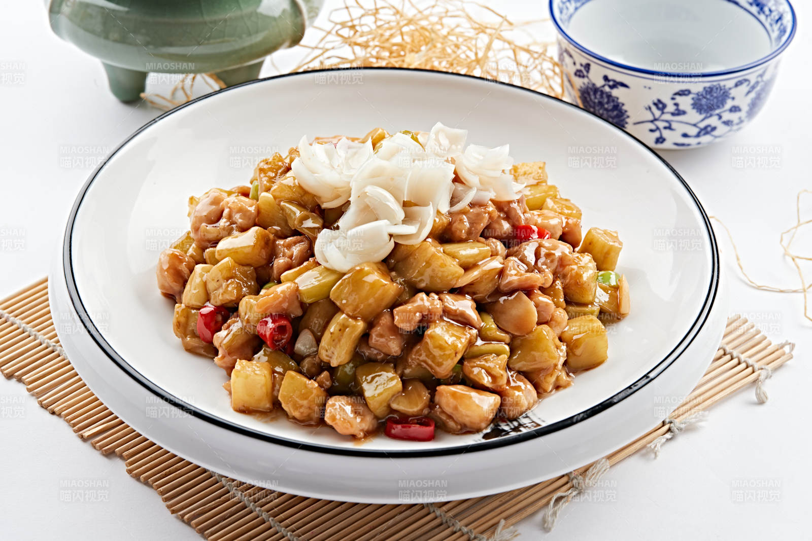 圆形白瓷盘装的百合爆茄丁图片