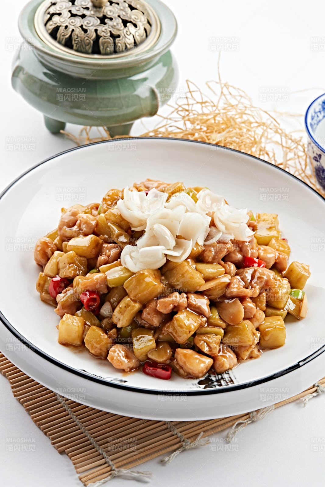 圆形白瓷盘装的百合爆茄丁图片