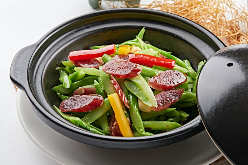 黑色砂锅装的芦笋香肠煲图片