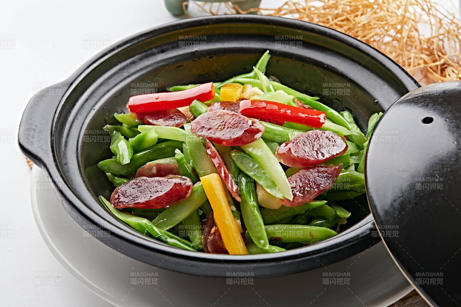 黑色砂锅装的芦笋香肠煲图片