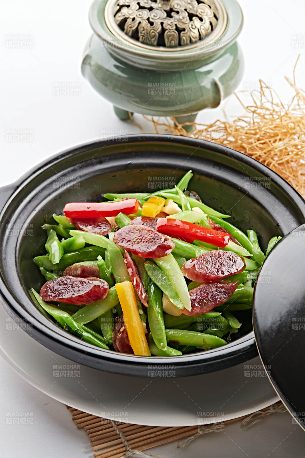 黑色砂锅装的芦笋香肠煲图片