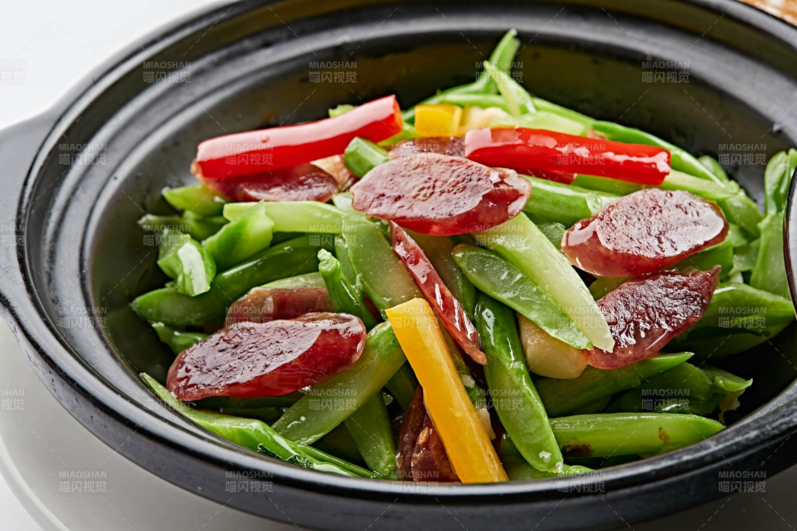 黑色砂锅装的芦笋香肠煲图片