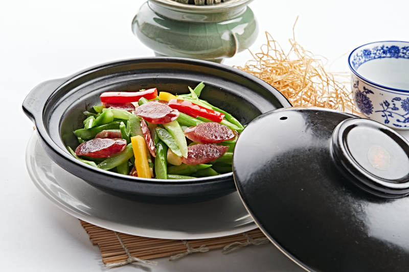 黑色砂锅装的芦笋香肠煲图片