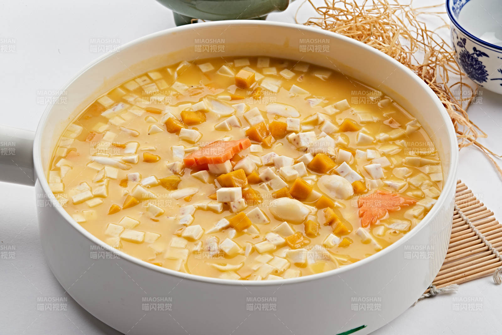 白色瓷锅装的蟹黄豆腐煲图片