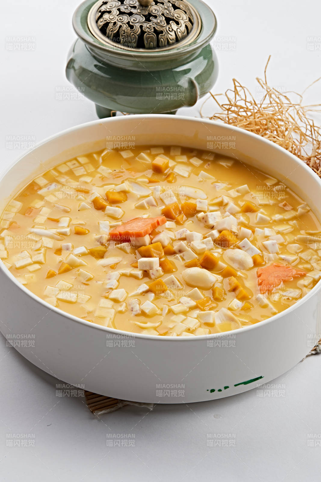 白色瓷锅装的蟹黄豆腐煲图片