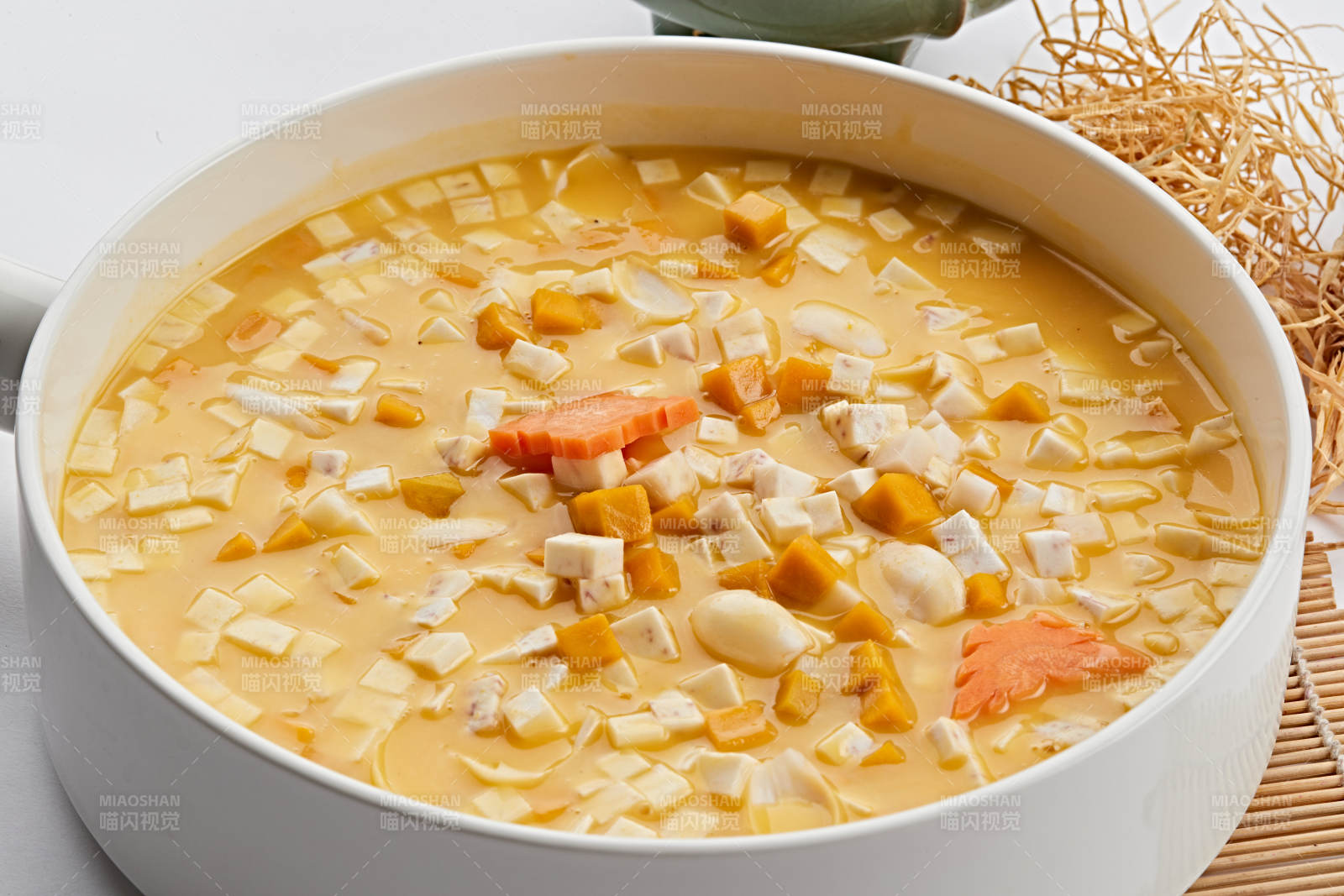 白色瓷锅装的蟹黄豆腐煲图片