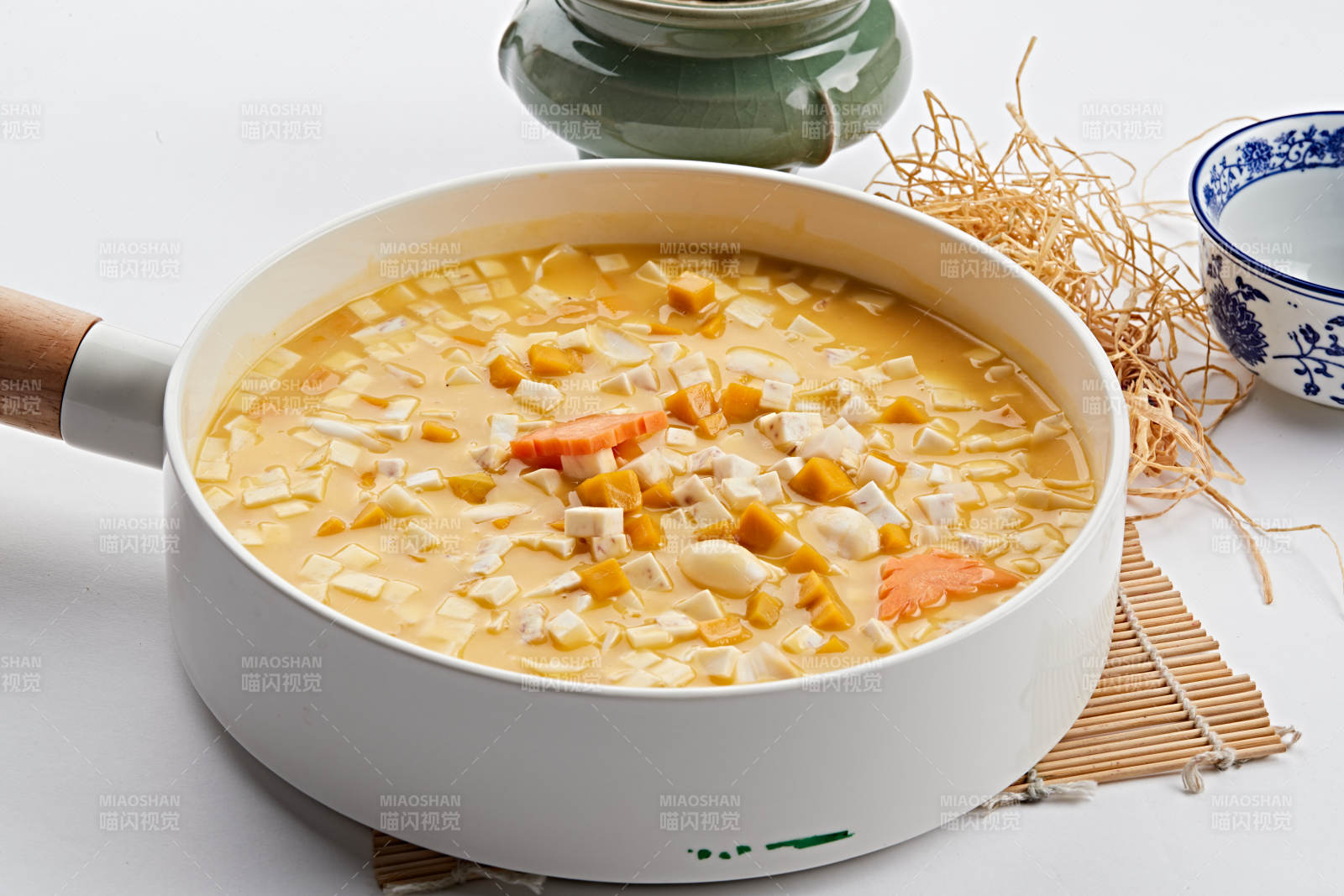 白色瓷锅装的蟹黄豆腐煲图片