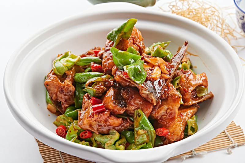 白色砂锅装的砂锅酱爆大鱼头图片