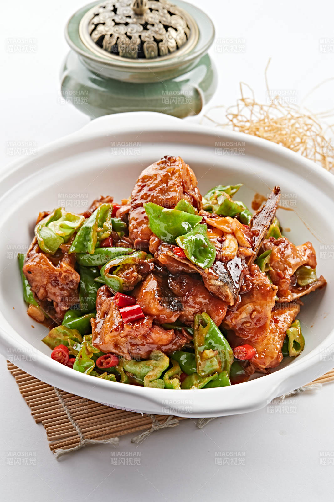 白色砂锅装的砂锅酱爆大鱼头图片