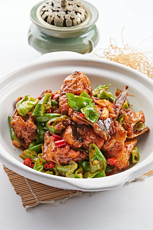 白色砂锅装的砂锅酱爆大鱼头图片