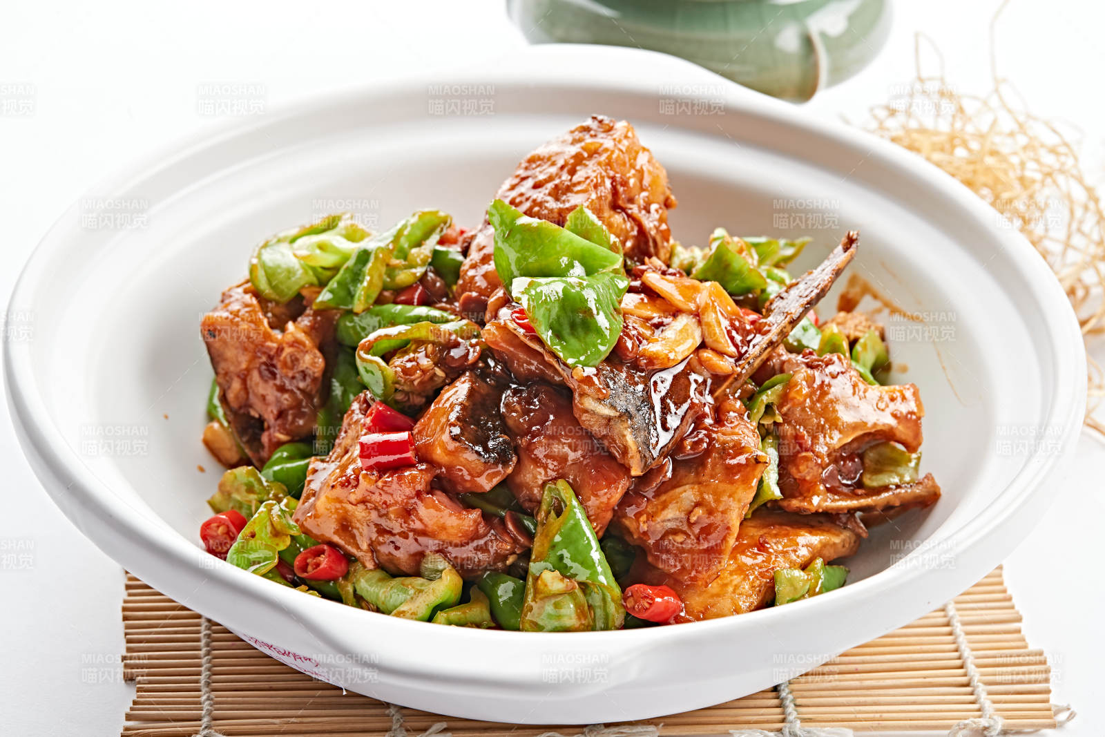 白色砂锅装的砂锅酱爆大鱼头图片