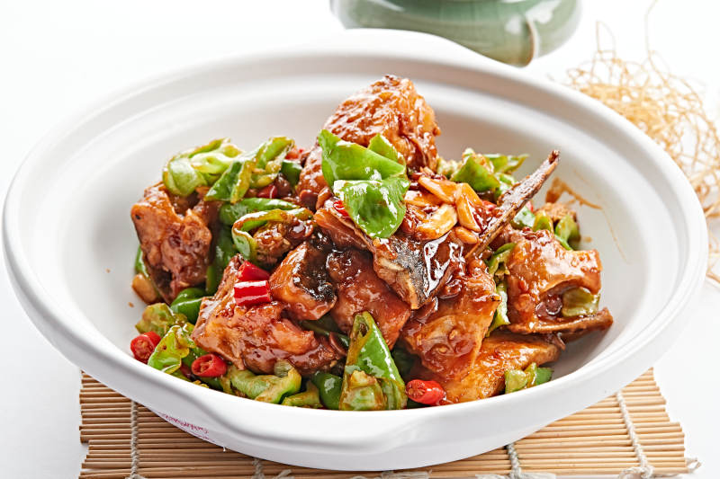 白色砂锅装的砂锅酱爆大鱼头图片