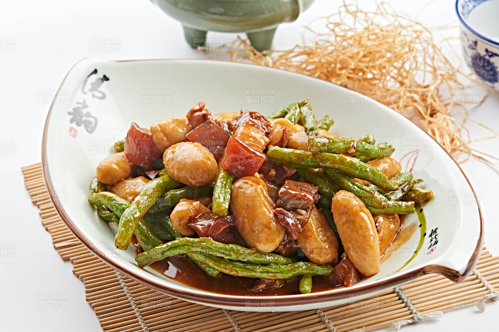 树叶形瓷盘装的东北乱炖图片