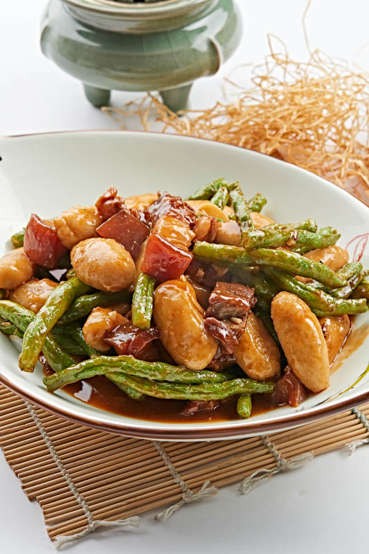 树叶形瓷盘装的东北乱炖图片