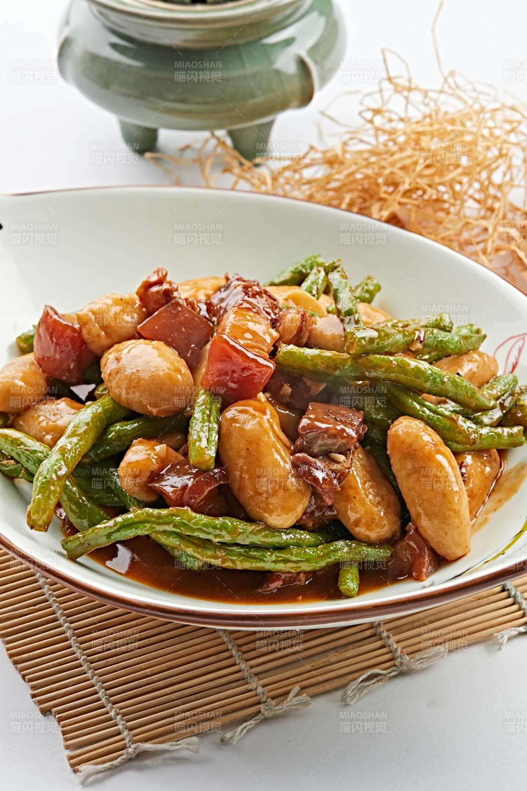 树叶形瓷盘装的东北乱炖图片