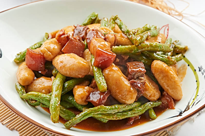 树叶形瓷盘装的东北乱炖图片