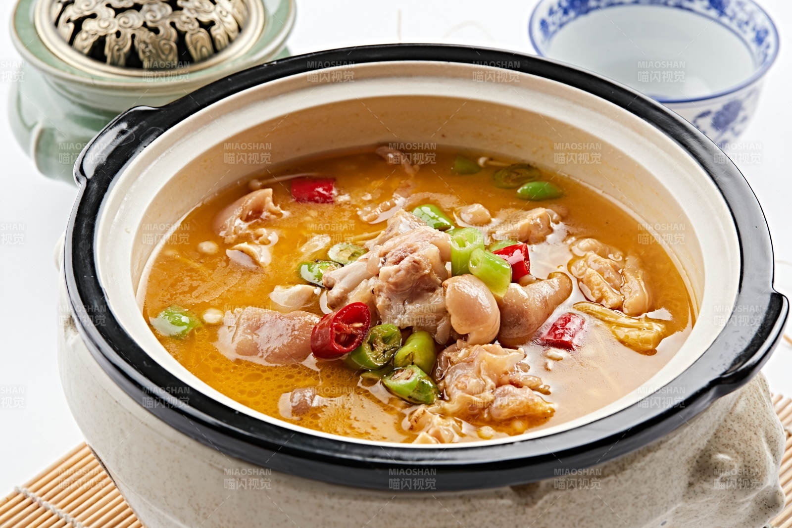 美味石锅浓汤蹄块炖肥肠图片