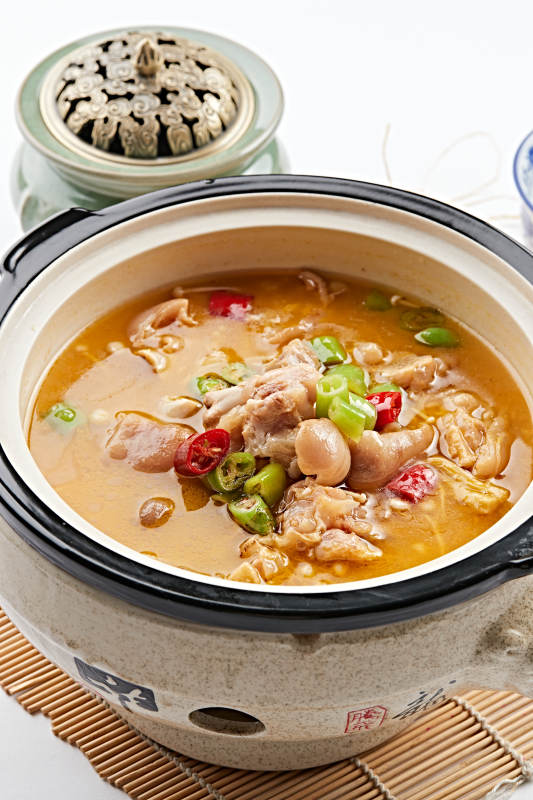 美味石锅浓汤蹄块炖肥肠图片