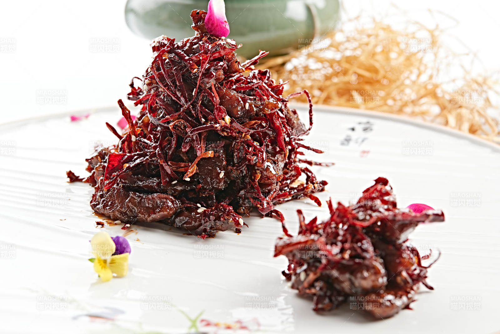 白色花纹瓷盘装的火边子牛肉图片