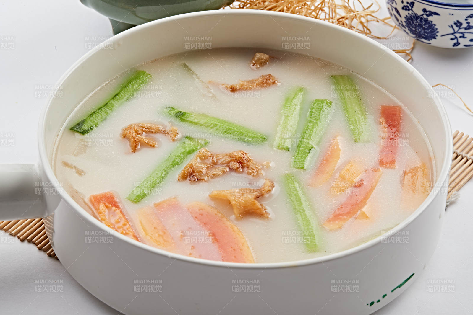 白色瓷汤锅装的丝瓜鱼肚汤图片
