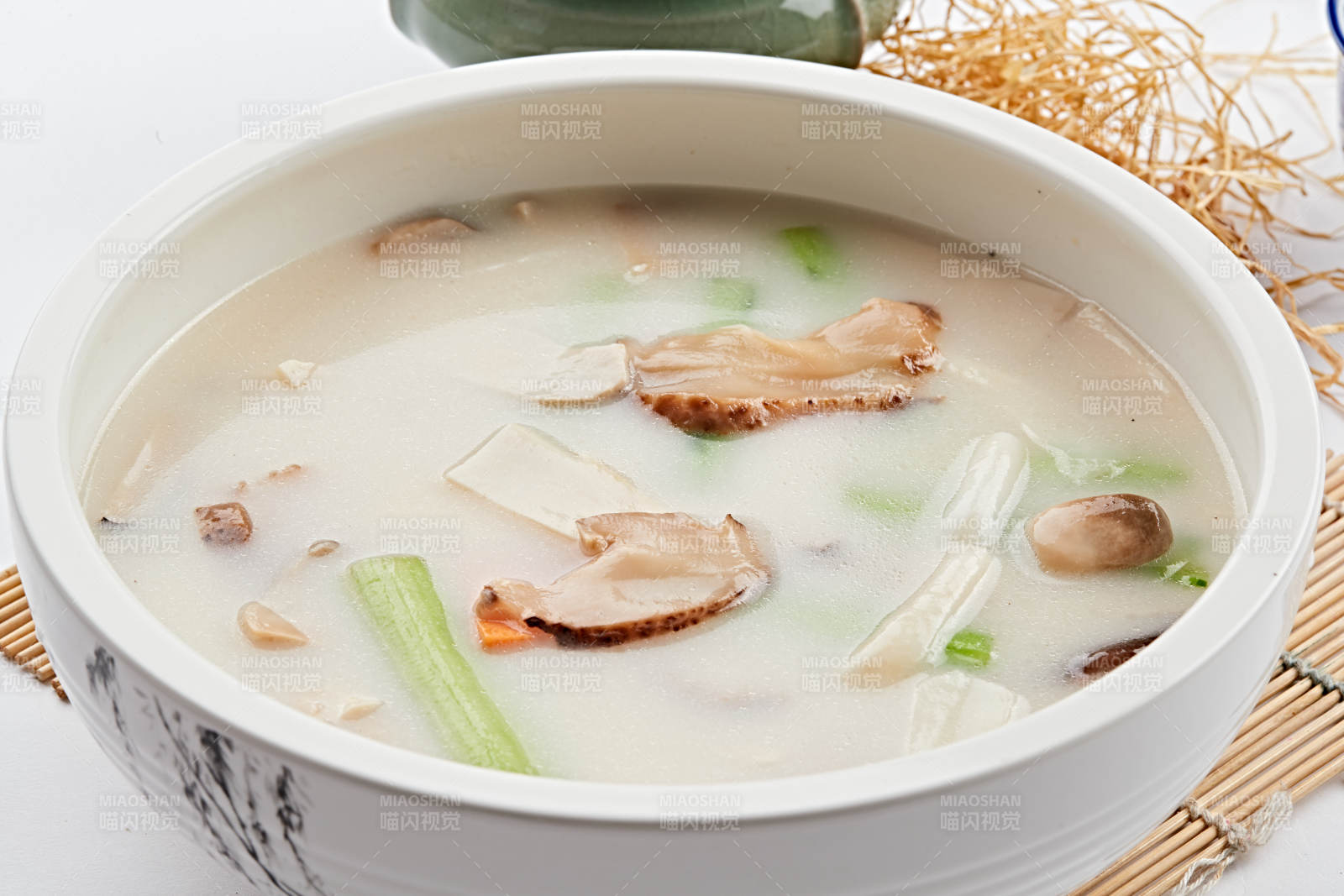 白色瓷汤盆装的丝瓜山珍菌汤图片