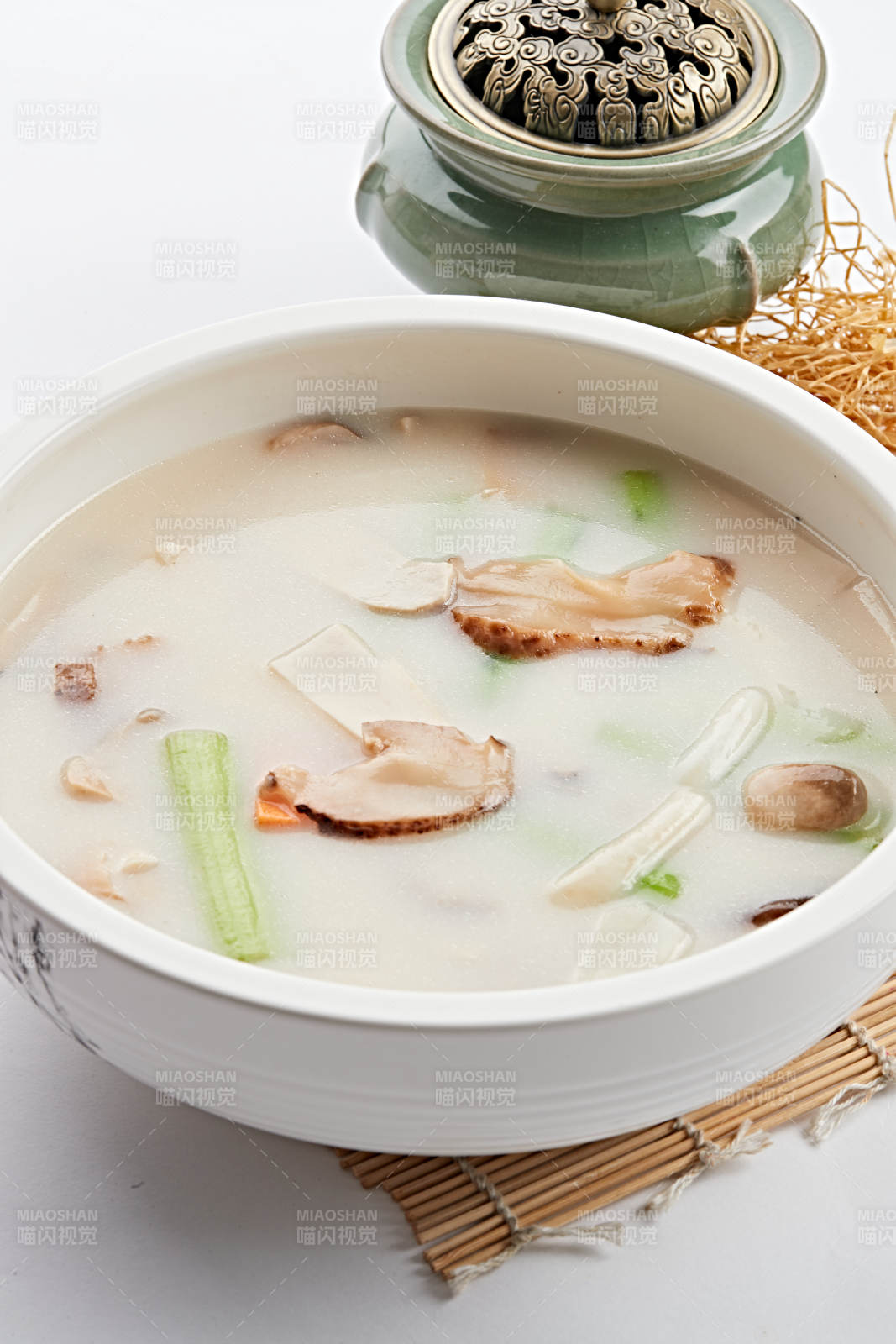 白色瓷汤盆装的丝瓜山珍菌汤图片