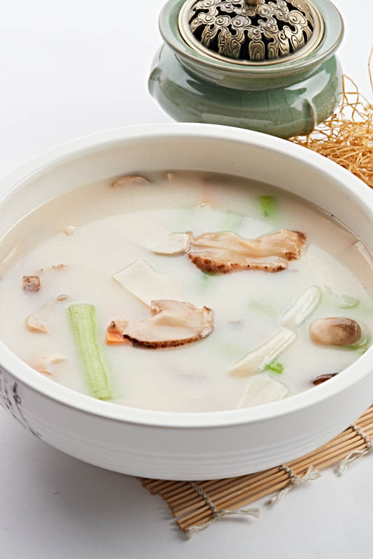 白色瓷汤盆装的丝瓜山珍菌汤图片