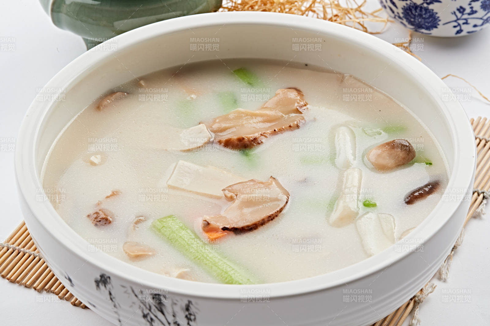 白色瓷汤盆装的丝瓜山珍菌汤图片