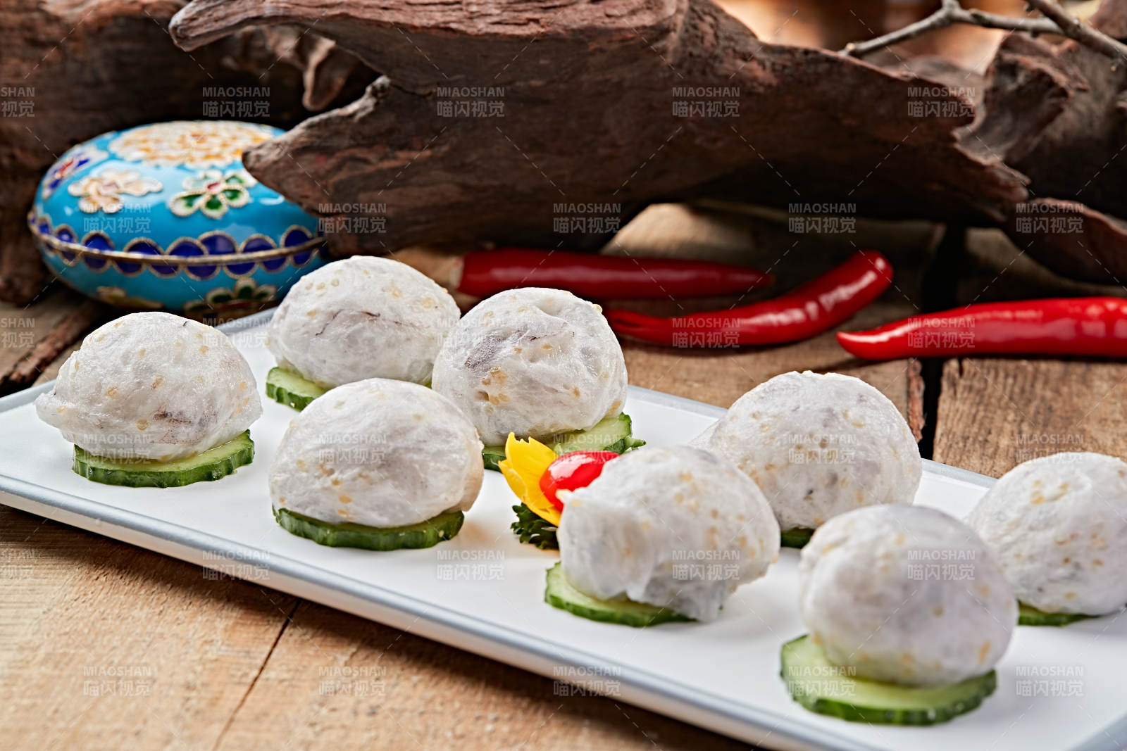 瓷盘装的涮肉食材手打鱼丸图片