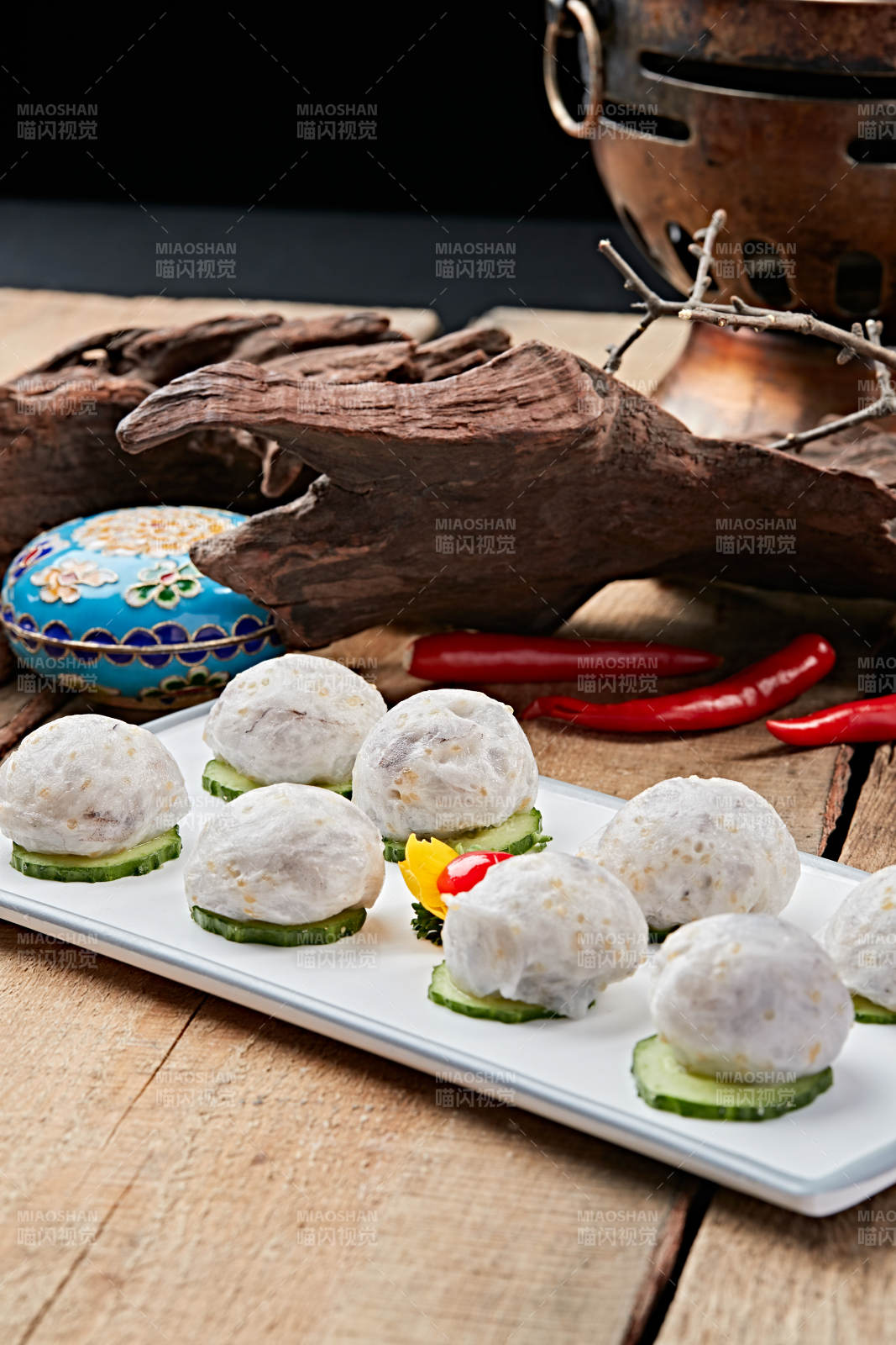 瓷盘装的涮肉食材手打鱼丸图片